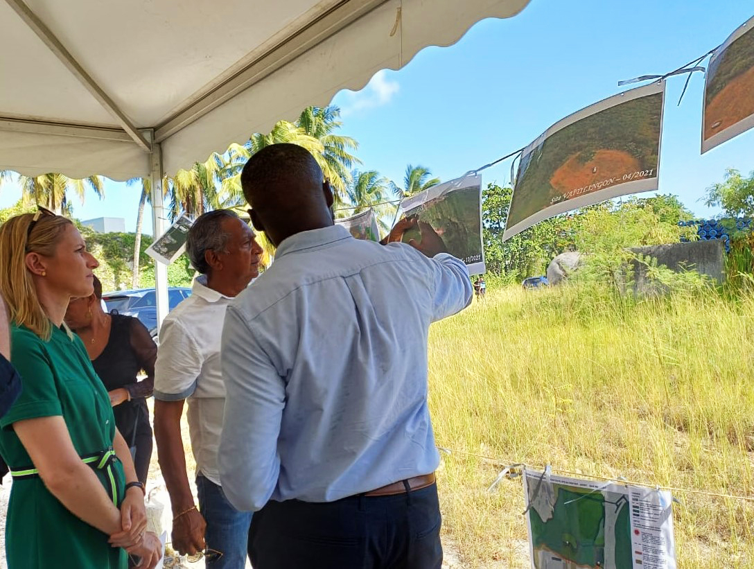 Visite en Guadeloupe de la secrétaire d’État Bérangère Couillard, le 15 juin, sur le site du projet JA-RIV. © Janis Beuve